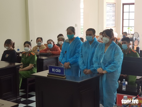 Tòa trả hồ sơ để điều tra bổ sung vụ vợ thượng tá biên phòng buôn lậu - Ảnh 1. Tòa trả hồ sơ để điều tra bổ sung vụ vợ thượng tá biên phòng buôn lậu - Ảnh 1.