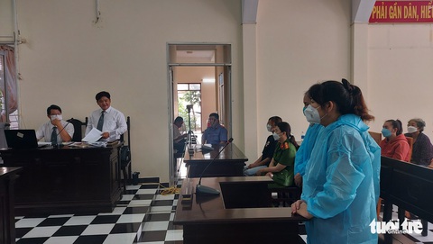 Tòa trả hồ sơ để điều tra bổ sung vụ vợ thượng tá biên phòng buôn lậu - Ảnh 2. Tòa trả hồ sơ để điều tra bổ sung vụ vợ thượng tá biên phòng buôn lậu - Ảnh 2.
