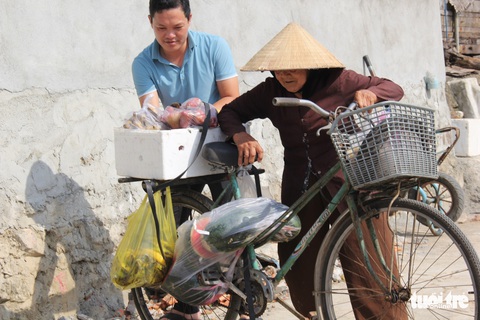 Bà lão và đàn khỉ hoang - Ảnh 2. Bà lão và đàn khỉ hoang - Ảnh 2.