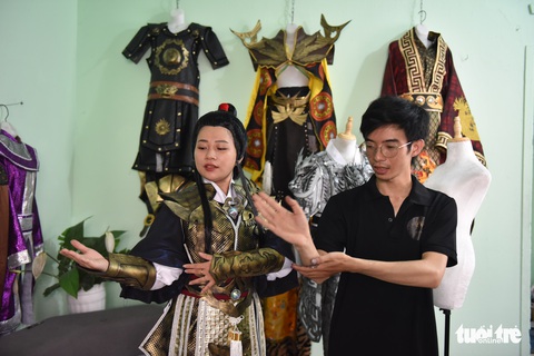 Chàng trai trẻ đam mê làm cổ phục sân khấu - Ảnh 8. Chàng trai trẻ đam mê làm cổ phục sân khấu - Ảnh 8.