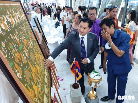 Triển lãm tranh, tượng ‘Dòng Mekong’ lần thứ nhất - Ảnh 1. Triển lãm tranh, tượng ‘Dòng Mekong’ lần thứ nhất - Ảnh 1.