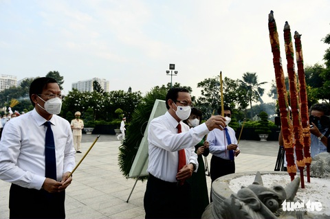 Lãnh đạo TP.HCM viếng anh hùng liệt sĩ nhân ngày thống nhất đất nước - Ảnh 4. Lãnh đạo TP.HCM viếng anh hùng liệt sĩ nhân ngày thống nhất đất nước - Ảnh 4.