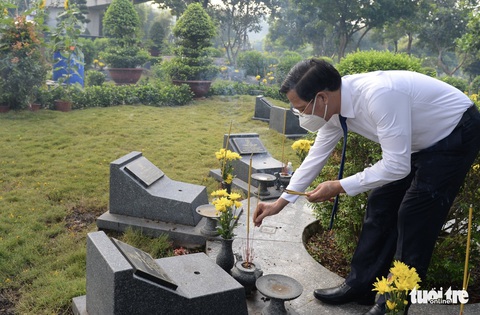 Lãnh đạo TP.HCM viếng anh hùng liệt sĩ nhân ngày thống nhất đất nước - Ảnh 5. Lãnh đạo TP.HCM viếng anh hùng liệt sĩ nhân ngày thống nhất đất nước - Ảnh 5.