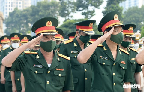 Lãnh đạo TP.HCM viếng anh hùng liệt sĩ nhân ngày thống nhất đất nước - Ảnh 6. Lãnh đạo TP.HCM viếng anh hùng liệt sĩ nhân ngày thống nhất đất nước - Ảnh 6.