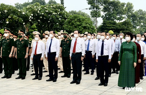 Lãnh đạo TP.HCM viếng anh hùng liệt sĩ nhân ngày thống nhất đất nước - Ảnh 3. Lãnh đạo TP.HCM viếng anh hùng liệt sĩ nhân ngày thống nhất đất nước - Ảnh 3.