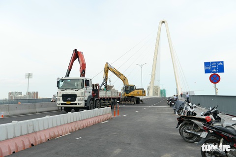 Hàng trăm người chờ mấy tiếng để qua cầu Thủ Thiêm 2 - Ảnh 3. Hàng trăm người chờ mấy tiếng để qua cầu Thủ Thiêm 2 - Ảnh 3.