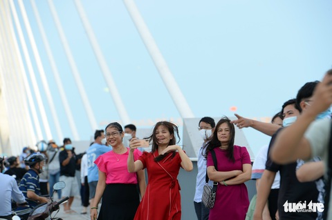 Hàng trăm người chờ mấy tiếng để qua cầu Thủ Thiêm 2 - Ảnh 2. Hàng trăm người chờ mấy tiếng để qua cầu Thủ Thiêm 2 - Ảnh 2.