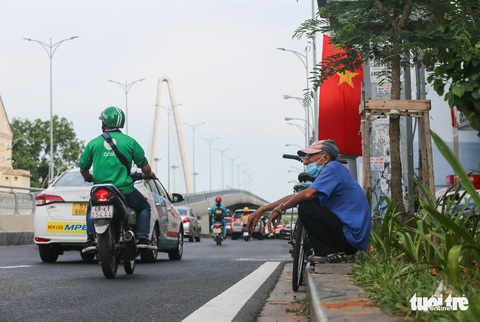 Hàng trăm người chờ mấy tiếng để qua cầu Thủ Thiêm 2 - Ảnh 5. Hàng trăm người chờ mấy tiếng để qua cầu Thủ Thiêm 2 - Ảnh 5.