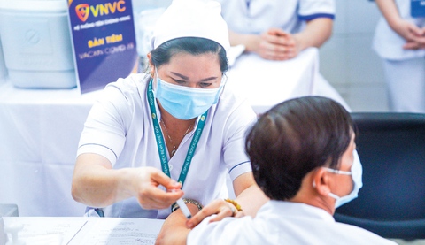 Tiêm vắc xin COVID-19: Bắt đầu chậm, về đích nhanh - Ảnh 1. Tiêm vắc xin COVID-19: Bắt đầu chậm, về đích nhanh - Ảnh 1.