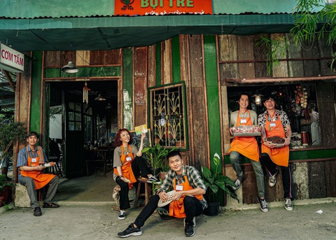 Nghề siêu dễ: Chuyện xóm lao động vừa hài hước vừa cảm động - Ảnh 1. Nghề siêu dễ: Chuyện xóm lao động vừa hài hước vừa cảm động - Ảnh 1.