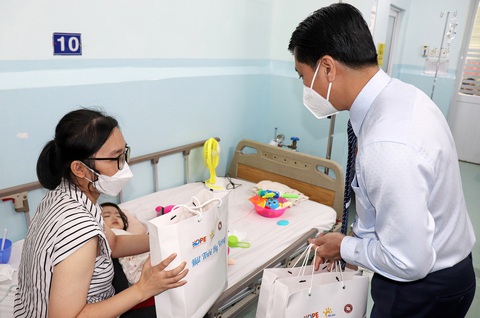 Sacombank đóng góp thêm 2 tỉ đồng giúp trẻ em ung thư khó khăn có cơ hội chữa lành - Ảnh 1. Sacombank đóng góp thêm 2 tỉ đồng giúp trẻ em ung thư khó khăn có cơ hội chữa lành - Ảnh 1.