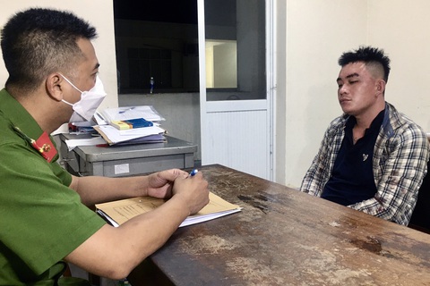 Bắt thanh niên cướp giật dây chuyền vàng của nhiều người đi đường - Ảnh 1. Bắt thanh niên cướp giật dây chuyền vàng của nhiều người đi đường - Ảnh 1.