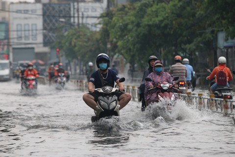 TP.HCM mưa đêm, sáng trời âm u, các vùng khác bớt nắng nóng - Ảnh 1. TP.HCM mưa đêm, sáng trời âm u, các vùng khác bớt nắng nóng - Ảnh 1.
