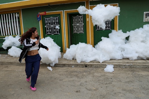 Sông ô nhiễm tạo ra bọt độc hại phủ nhiều nhà, tràn ra đường ở Colombia - Ảnh 1. Sông ô nhiễm tạo ra bọt độc hại phủ nhiều nhà, tràn ra đường ở Colombia - Ảnh 1.