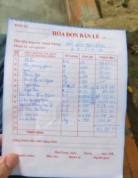 Hóa đơn tính 42 triệu đồng cho 20 người ăn hải sản, liệu có chặt chém? - Ảnh 1. Hóa đơn tính 42 triệu đồng cho 20 người ăn hải sản, liệu có chặt chém? - Ảnh 1.