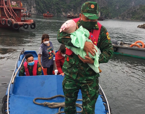Cứu sống bé gái 1 tuổi rơi xuống biển Vân Đồn - Ảnh 1. Cứu sống bé gái 1 tuổi rơi xuống biển Vân Đồn - Ảnh 1.