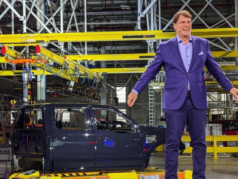Sếp Ford cà khịa Elon Musk: Xe Ford có thể sạc điện cho cả Tesla - Ảnh 1. Sếp Ford cà khịa Elon Musk: Xe Ford có thể sạc điện cho cả Tesla - Ảnh 1.