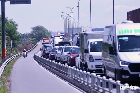 Công bố 9 số điện thoại đường dây nóng an toàn giao thông dịp nghỉ lễ 30-4, 1-5 - Ảnh 1. Công bố 9 số điện thoại đường dây nóng an toàn giao thông dịp nghỉ lễ 30-4, 1-5 - Ảnh 1.