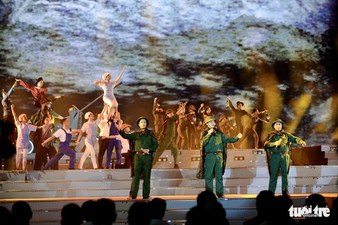 Chương trình nghệ thuật mừng 30-4 phải dừng giữa chừng do mưa lớn - Ảnh 4. Chương trình nghệ thuật mừng 30-4 phải dừng giữa chừng do mưa lớn - Ảnh 4.