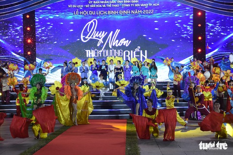‘Quy Nhơn - thiên đường biển’ khai mạc Lễ hội du lịch Bình Định - Ảnh 1. ‘Quy Nhơn - thiên đường biển’ khai mạc Lễ hội du lịch Bình Định - Ảnh 1.