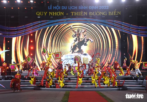 ‘Quy Nhơn - thiên đường biển’ khai mạc Lễ hội du lịch Bình Định - Ảnh 6. ‘Quy Nhơn - thiên đường biển’ khai mạc Lễ hội du lịch Bình Định - Ảnh 6.