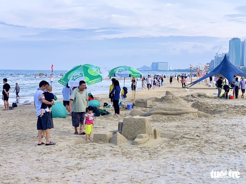 Bạn trẻ truyền thông điệp bằng tượng cát trên bãi biển Đà Nẵng - Ảnh 2. Bạn trẻ truyền thông điệp bằng tượng cát trên bãi biển Đà Nẵng - Ảnh 2.
