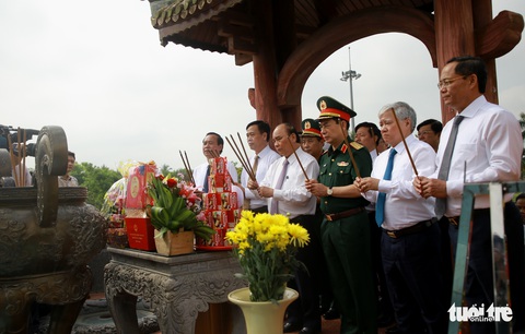 Chủ tịch nước dâng hương tưởng niệm anh hùng liệt sĩ Thành cổ Quảng Trị - Ảnh 1. Chủ tịch nước dâng hương tưởng niệm anh hùng liệt sĩ Thành cổ Quảng Trị - Ảnh 1.