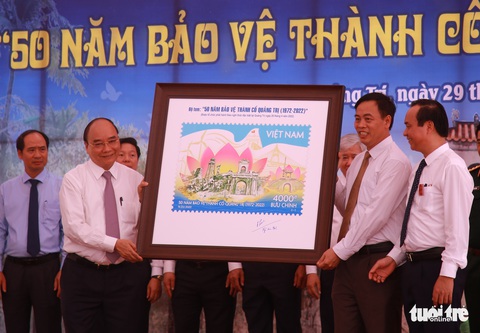 Chủ tịch nước dâng hương tưởng niệm anh hùng liệt sĩ Thành cổ Quảng Trị - Ảnh 2. Chủ tịch nước dâng hương tưởng niệm anh hùng liệt sĩ Thành cổ Quảng Trị - Ảnh 2.