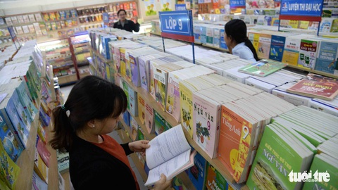Xôn xao chuyện sách giáo khoa mới giá cao gấp 2-3 lần sách hiện hành - Ảnh 1. Xôn xao chuyện sách giáo khoa mới giá cao gấp 2-3 lần sách hiện hành - Ảnh 1.