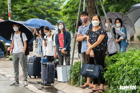 Người dân bắt đầu về quê nghỉ lễ, CSGT Hà Nội huy động hết lực lượng - Ảnh 2. Người dân bắt đầu về quê nghỉ lễ, CSGT Hà Nội huy động hết lực lượng - Ảnh 2.