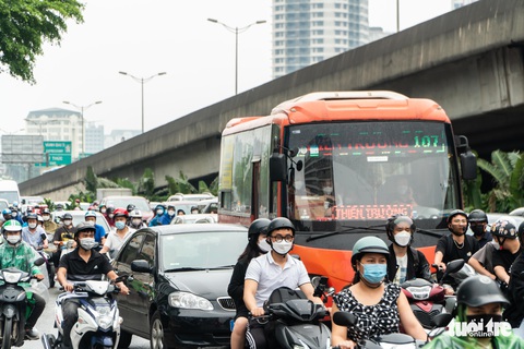Người dân bắt đầu về quê nghỉ lễ, CSGT Hà Nội huy động hết lực lượng - Ảnh 1. Người dân bắt đầu về quê nghỉ lễ, CSGT Hà Nội huy động hết lực lượng - Ảnh 1.