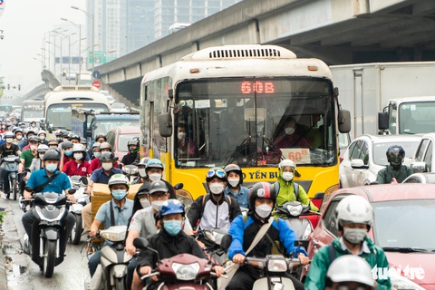 Người dân bắt đầu về quê nghỉ lễ, CSGT Hà Nội huy động hết lực lượng - Ảnh 5. Người dân bắt đầu về quê nghỉ lễ, CSGT Hà Nội huy động hết lực lượng - Ảnh 5.