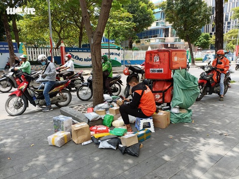 Dịch vụ chuyển phát nhanh cạnh tranh nhau hoạt động xuyên lễ - Ảnh 2. Dịch vụ chuyển phát nhanh cạnh tranh nhau hoạt động xuyên lễ - Ảnh 2.