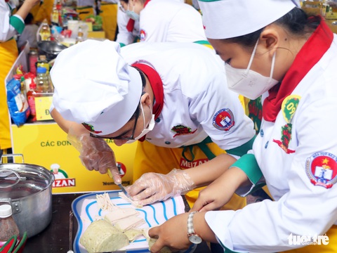 Hàng trăm học sinh TP.HCM tranh tài đứng bếp các món Âu, Á - Ảnh 3. Hàng trăm học sinh TP.HCM tranh tài đứng bếp các món Âu, Á - Ảnh 3.