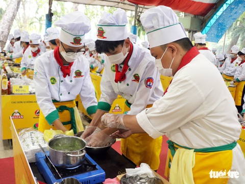 Hàng trăm học sinh TP.HCM tranh tài đứng bếp các món Âu, Á - Ảnh 4. Hàng trăm học sinh TP.HCM tranh tài đứng bếp các món Âu, Á - Ảnh 4.