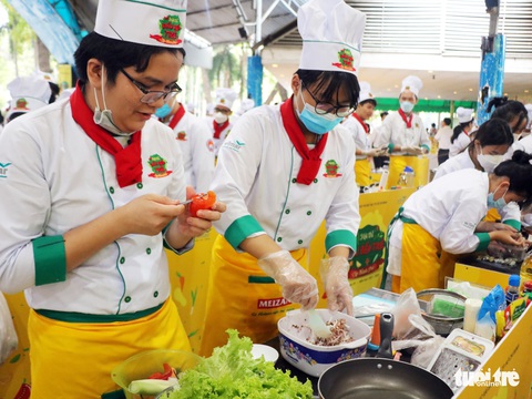 Hàng trăm học sinh TP.HCM tranh tài đứng bếp các món Âu, Á - Ảnh 2. Hàng trăm học sinh TP.HCM tranh tài đứng bếp các món Âu, Á - Ảnh 2.