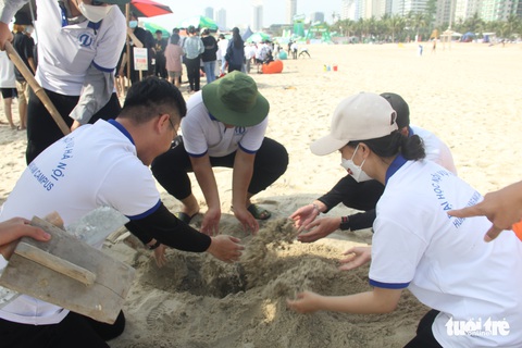 Bạn trẻ truyền thông điệp bằng tượng cát trên bãi biển Đà Nẵng - Ảnh 5. Bạn trẻ truyền thông điệp bằng tượng cát trên bãi biển Đà Nẵng - Ảnh 5.