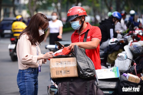 Cẩn trọng với hàng khuyến mãi mùa lễ - Ảnh 1. Cẩn trọng với hàng khuyến mãi mùa lễ - Ảnh 1.