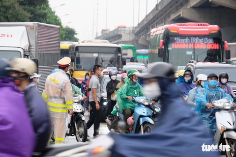 Người dân bắt đầu về quê nghỉ lễ, CSGT Hà Nội huy động hết lực lượng - Ảnh 7. Người dân bắt đầu về quê nghỉ lễ, CSGT Hà Nội huy động hết lực lượng - Ảnh 7.