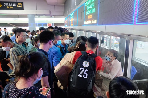 Người dân bắt đầu về quê nghỉ lễ, CSGT Hà Nội huy động hết lực lượng - Ảnh 8. Người dân bắt đầu về quê nghỉ lễ, CSGT Hà Nội huy động hết lực lượng - Ảnh 8.