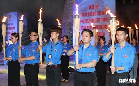 Hàng vạn ngọn nến sưởi ấm anh linh các anh hùng liệt sĩ - Ảnh 1. Hàng vạn ngọn nến sưởi ấm anh linh các anh hùng liệt sĩ - Ảnh 1.