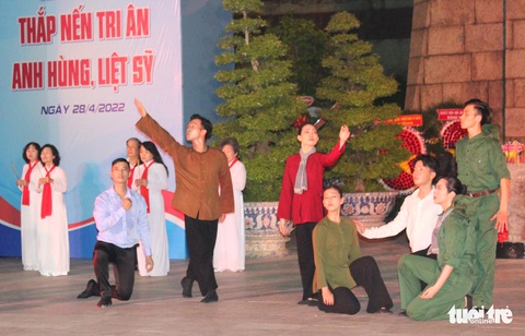 Hàng vạn ngọn nến sưởi ấm anh linh các anh hùng liệt sĩ - Ảnh 4. Hàng vạn ngọn nến sưởi ấm anh linh các anh hùng liệt sĩ - Ảnh 4.
