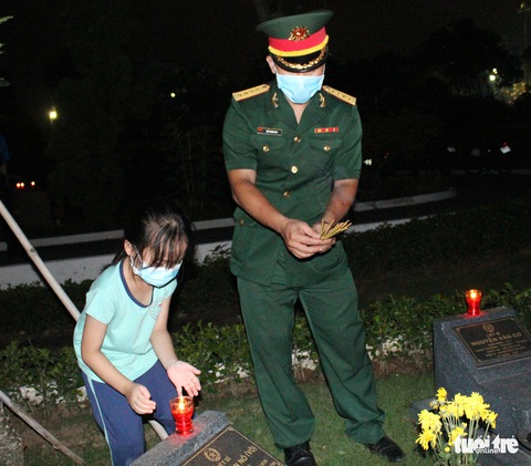 Hàng vạn ngọn nến sưởi ấm anh linh các anh hùng liệt sĩ - Ảnh 3. Hàng vạn ngọn nến sưởi ấm anh linh các anh hùng liệt sĩ - Ảnh 3.