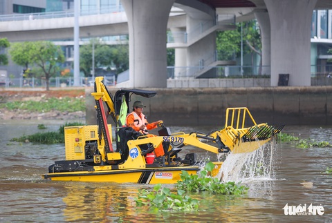 Cỗ máy gom rác làm đẹp cho sông Sài Gòn đón lễ 30-4 - Ảnh 3. Cỗ máy gom rác làm đẹp cho sông Sài Gòn đón lễ 30-4 - Ảnh 3.