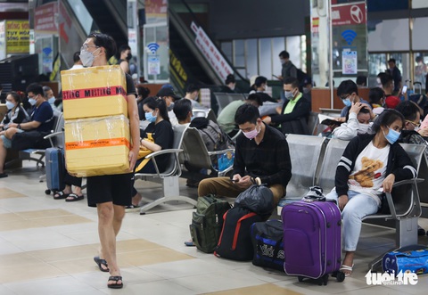 Chiều 29-4, các tuyến đường quanh bến xe Miền Đông chật ních - Ảnh 3. Chiều 29-4, các tuyến đường quanh bến xe Miền Đông chật ních - Ảnh 3.