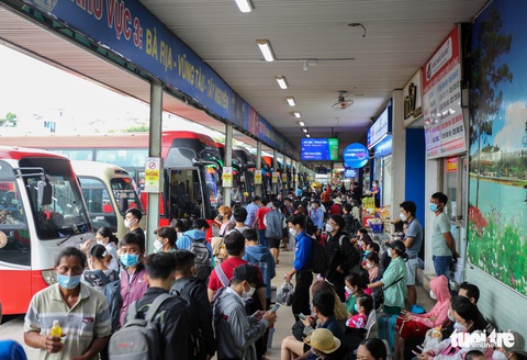 Chiều 29-4, các tuyến đường quanh bến xe Miền Đông chật ních - Ảnh 2. Chiều 29-4, các tuyến đường quanh bến xe Miền Đông chật ních - Ảnh 2.
