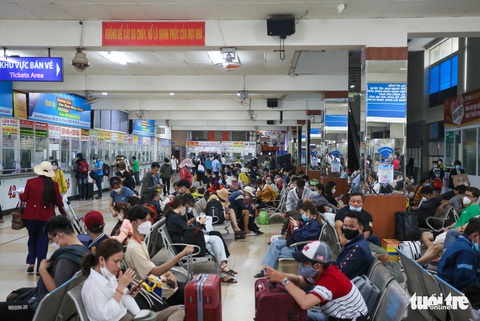 Chiều 29-4, các tuyến đường quanh bến xe Miền Đông chật ních - Ảnh 7. Chiều 29-4, các tuyến đường quanh bến xe Miền Đông chật ních - Ảnh 7.