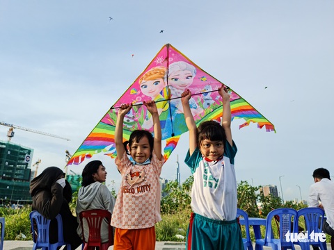 Nghỉ lễ ra cánh đồng diều lộng gió đầy hương vị tuổi thơ - Ảnh 1. Nghỉ lễ ra cánh đồng diều lộng gió đầy hương vị tuổi thơ - Ảnh 1.