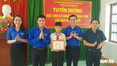 Trao thư khen của Chủ tịch nước cho cựu binh cứu 3 thanh niên - Ảnh 2. Trao thư khen của Chủ tịch nước cho cựu binh cứu 3 thanh niên - Ảnh 2.