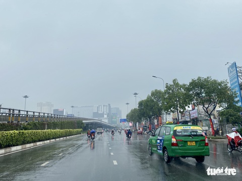 TP.HCM, Đông Nam Bộ mưa trắng trời, áp thấp bắt đầu ảnh hưởng - Ảnh 4. TP.HCM, Đông Nam Bộ mưa trắng trời, áp thấp bắt đầu ảnh hưởng - Ảnh 4.